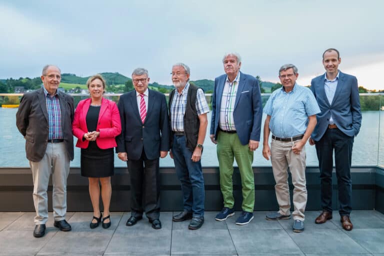 v.l.: Karl Rüther (Hövel), Dr. Jacqueline Bila, Hans-Jürgen Schauerte (Sundern), Heinz-Gerd Pötter (Langscheid), Hans-Friedrich Droste (Allendorf), Georg Te Pass (Sundern) und Fraktionsvorsitzender Stefan Lange