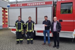 Ortsverbandsvorsitzender Sebastian Booke und Stellvertreter Uwe Markwald übergaben den Erlös der Hutsammlung an die Feuerwehr Sundern